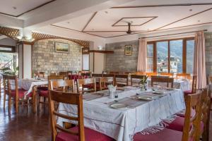 Um restaurante ou outro lugar para comer em Hotel Tulsi