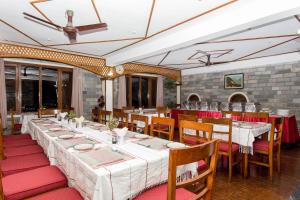 Um restaurante ou outro lugar para comer em Hotel Tulsi