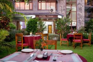 Um jardim no exterior de Hotel Tulsi