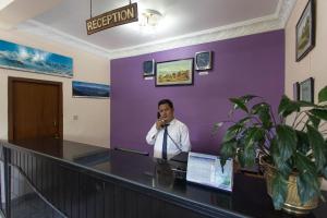 Os clientes hospedados em Hotel Tulsi
