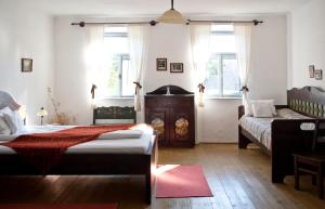 1 dormitorio con 2 camas, sofá y ventanas en Casa cu zorele, Crit 189 en Criţ