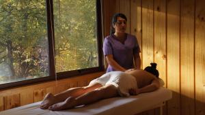 une femme assise sur un lit avec un homme dans l'établissement Cabañas Pachapulay, à Las Trancas