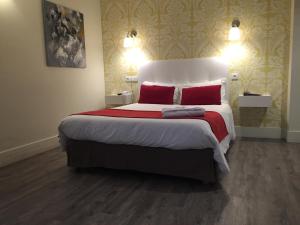 Postel nebo postele na pokoji v ubytování Hotel Dauphin