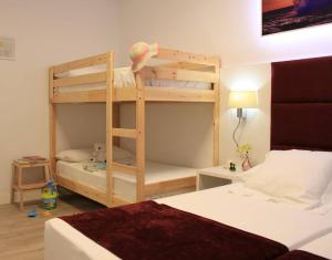 Łóżko lub łóżka w pokoju w obiekcie Hotel Gran Proa Playa Raxó
