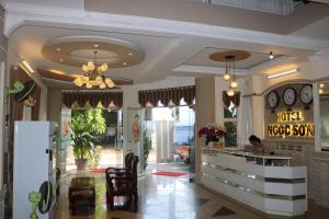 Lobi atau kawasan kaunter penerimaan di Ngoc Son Hotel
