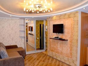 ヘルソンにあるPotemkinskaya Street Apartments Centerのリビングルーム(ソファ、テレビ付)