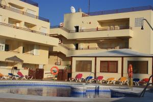 Bazén v ubytování Apartamentos Turisticos Caños de Meca nebo v jeho okolí