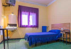 Posteľ alebo postele v izbe v ubytovaní Hostal Urgell