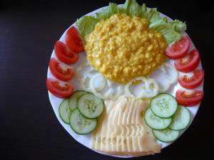 un plato de comida con queso y tomates. en Kotrba privat en Telč