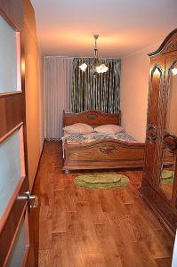 ヘルソンにあるTiraspolskaya Street Apartmentsのベッドルーム1室(ベッド1台付)