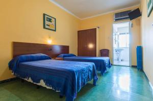 Posteľ alebo postele v izbe v ubytovaní Hostal Urgell
