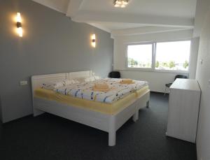 een slaapkamer met een bed in een kamer met een raam bij Pension Take Off in Gera