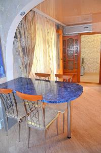 ヘルソンにあるTiraspolskaya Park Apartmentsの青いダイニングテーブル(椅子付)、青いテーブル
