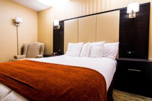 Postel nebo postele na pokoji v ubytování Sinbads Hotel & Suites