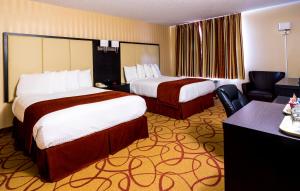 Postel nebo postele na pokoji v ubytování Sinbads Hotel & Suites