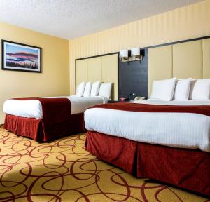 Postel nebo postele na pokoji v ubytování Sinbads Hotel & Suites