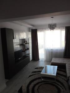 a living room with a couch and a coffee table at Apartament Verona in Constanţa