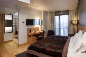 Ein Bett oder Betten in einem Zimmer der Unterkunft Esperos Palace Luxury & Spa Hotel