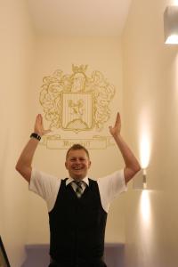 Ein Mann mit erhobenen Händen in der Luft in der Unterkunft Hotel Meyerhoff in Ostrhauderfehn