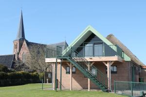 een gebouw met een trap en een kerk bij Chez Marly in Oosterblokker
