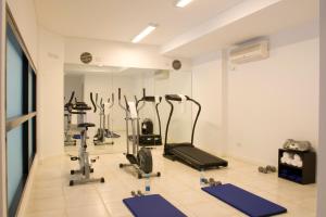 un gimnasio con varios equipos de ejercicio en una habitación en Piccaluga Apartments en Buenos Aires