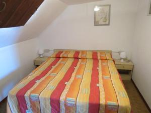 リド・デッレ・ナツィオーニにあるMansarda Bilocale Vista Mareのベッド1台(2泊用スタンド付)