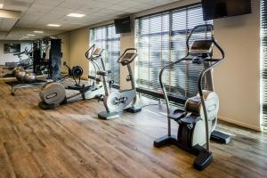 um ginásio com passadeiras e equipamento cardiovascular numa sala em Fletcher Wellness-Hotel Trivium em Etten-Leur