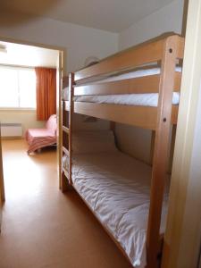 מיטה או מיטות קומותיים בחדר ב-Résidence Azureva La Mongie