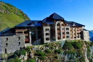 een gebouw aan de zijkant van een berg bij Résidence Azureva La Mongie in La Mongie