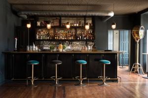 um bar com bancos azuis num quarto em Le Consulat em Lisboa