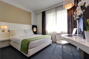 Ein Bett oder Betten in einem Zimmer der Unterkunft iH Hotels Roma Z3