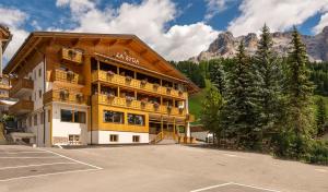 Nespecifikovaný výhled na hory nebo výhled na hory při pohledu z hotelu