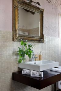 Koupelna v ubytování El Acebo de Casa Muria + 37 fotografií