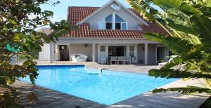 een villa met een zwembad voor een huis bij KaruHuapi in Le Gosier