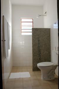 バレケサバにあるPousada Nayaneのトイレと窓のある白いバスルーム