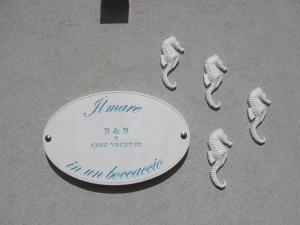ポリニャーノ・ア・マーレにあるIl mare in un Boccaccioの鮨の壁の看板