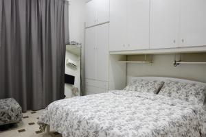 ナポリにあるFira's homeの白いベッドルーム(ベッド1台、白いキャビネット付)