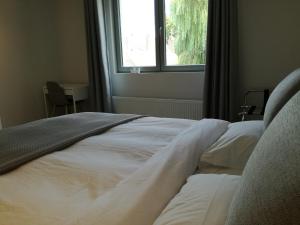 Un pat sau paturi într-o cameră la The Front Door N12
