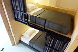 Letto o letti in una camera di Hugger Hostel