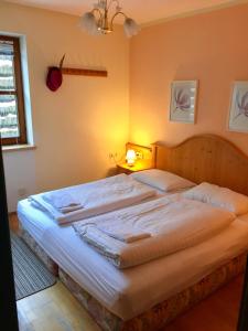 1 dormitorio con 2 camas en una habitación en Apartment "Gabi" Sonnleitn/Nassfeld, en Sonnenalpe Nassfeld