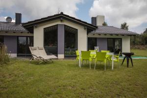 een groep stoelen en een tafel voor een huis bij Ferienhaus Selke Am Bach in Clausthal-Zellerfeld