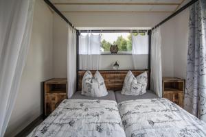 een bed in een kleine kamer met een raam bij Ferienhaus Selke Am Bach in Clausthal-Zellerfeld