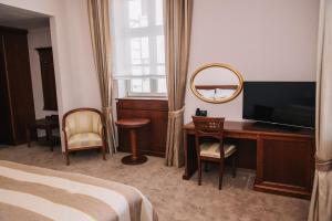 Televízia a/alebo spoločenská miestnosť v ubytovaní Hotel Stara Lika