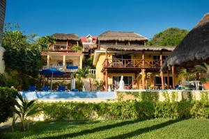 Hotel La Joya Isla Mujeres tesisinde veya buraya yakın yüzme havuzu