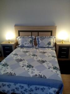 ビーゴにあるPepe House 50のベッドルーム1室(青と白のベッド、ランプ2つ付)