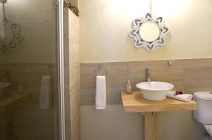 Bathroom sa Centurion Guest House and Lodge