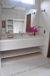 
a bathroom with a sink and a mirror at Casa Cometa in San Agustinillo
