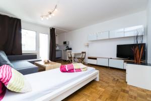 a living room with a bed and a tv at Altstadt Düsseldorf 1 in Düsseldorf