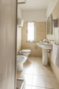 アッシジにあるLe Campane di Assisiのバスルーム(トイレ、洗面台付)