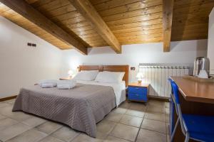 a bedroom with a bed and a wooden ceiling at Le Campane di Assisi in Assisi